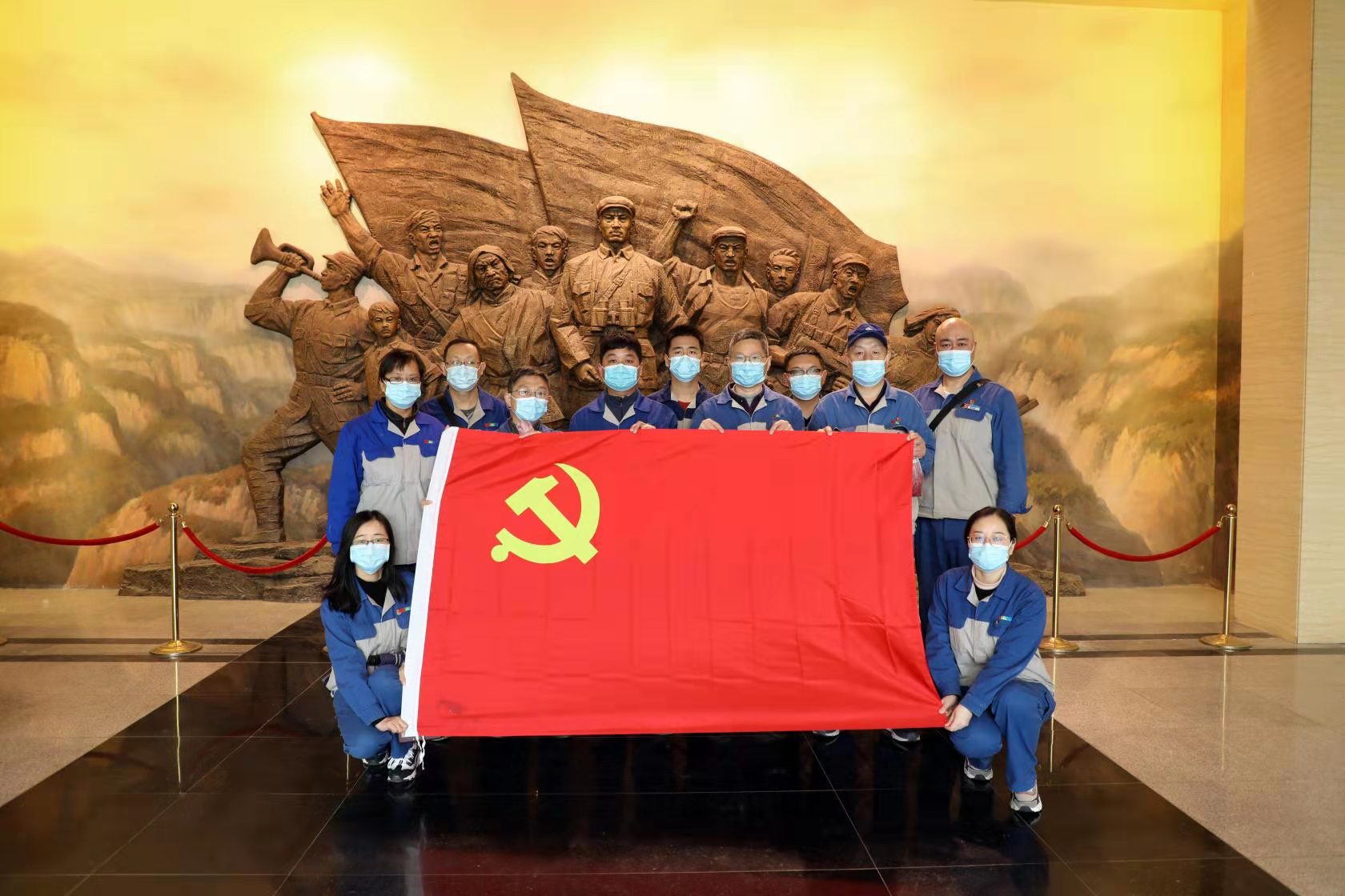 疏雨洗清明 芳菲祭英烈—— 安彩高科開展“學黨史、祭英烈、傳精神”主題活動