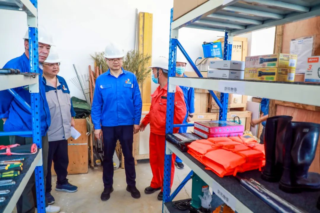 翠籠蒲艾香,慰問送安康——安彩高科總經理端午節慰問一線職工