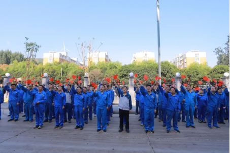 凝心聚力謀發(fā)展,砥礪奮進(jìn)向未來(lái)——許昌安彩舉行國(guó)慶升國(guó)旗儀式